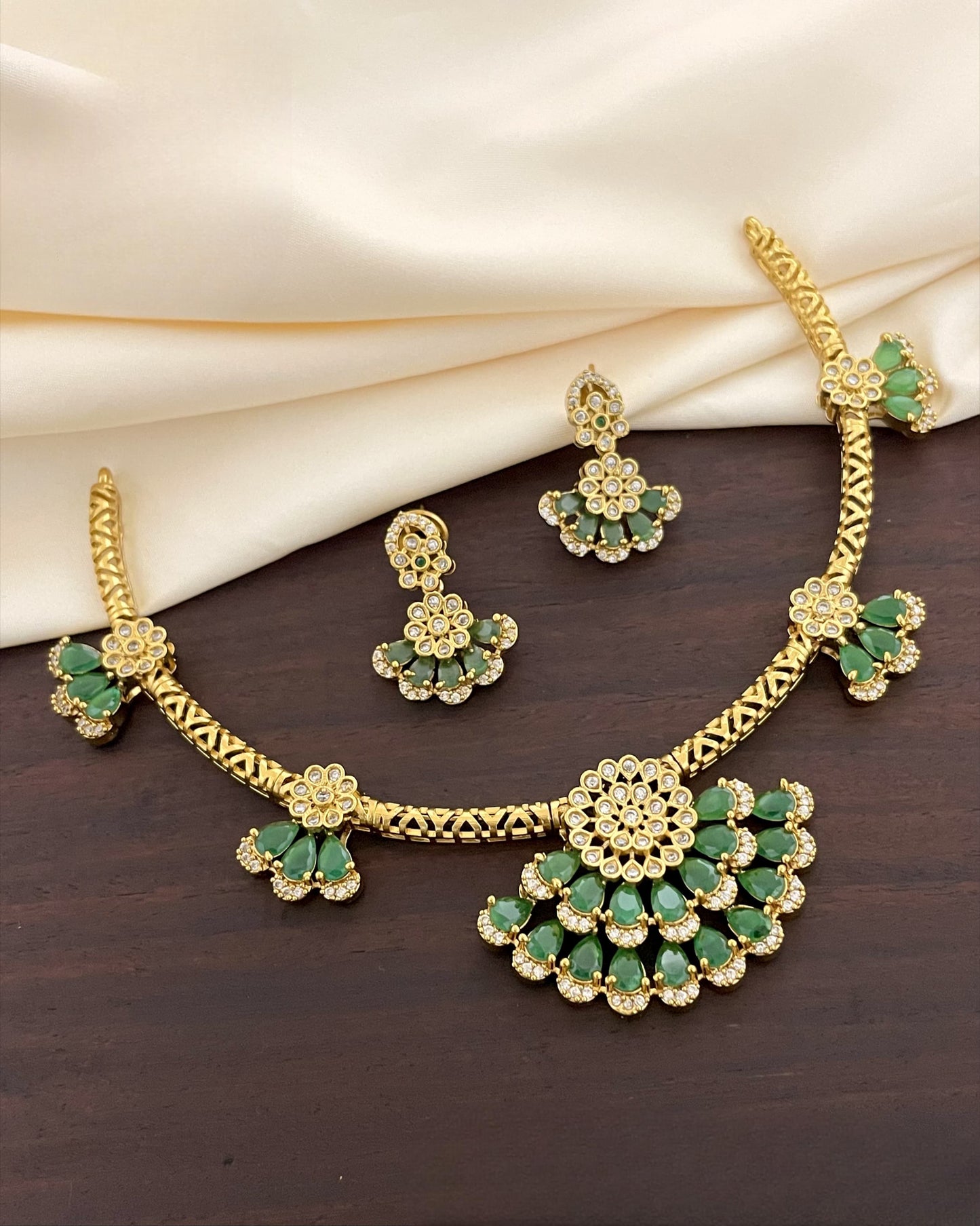 Roselle Bloom Hasli Choker