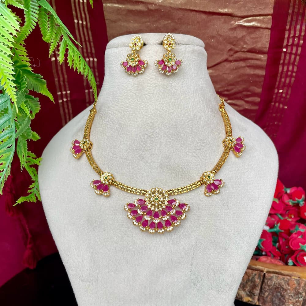 Roselle Bloom Hasli Choker