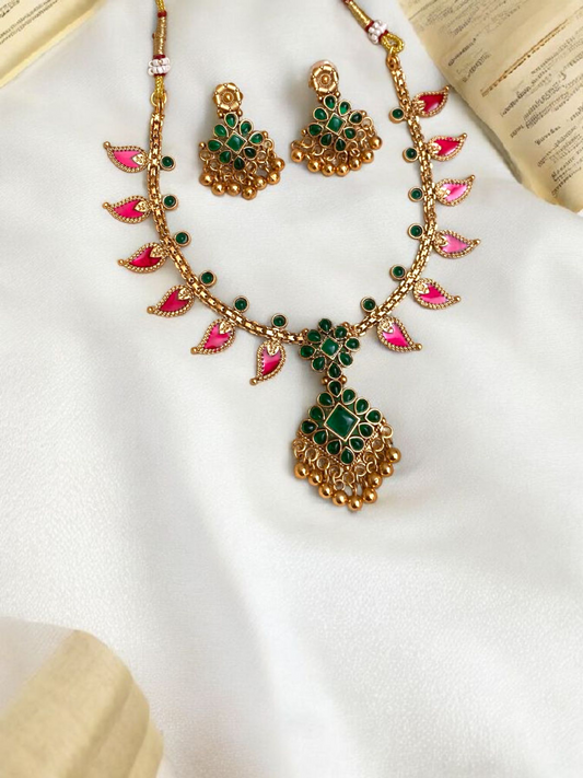 Red Nagapadam With Green Kemp Pendant With Earrings